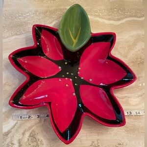 NWT Beautiful Red and Green Poinsettia Large Ceramic Chip/Dip Bowl